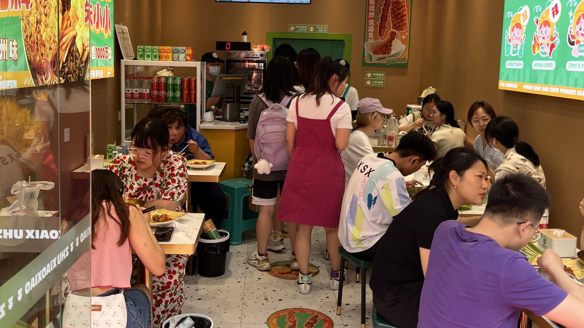 朱小小螺蛳粉加盟店销量喜人，全国各地加盟连锁店已经突破500家
